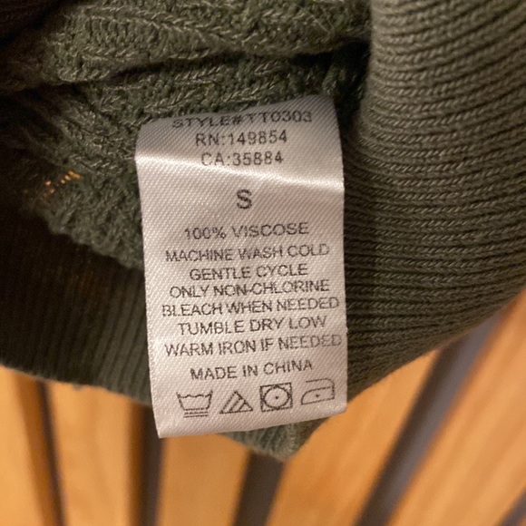 Sage the Label slight crop, olive green, sleeveless mock turtleneck - Picture 3 of 3